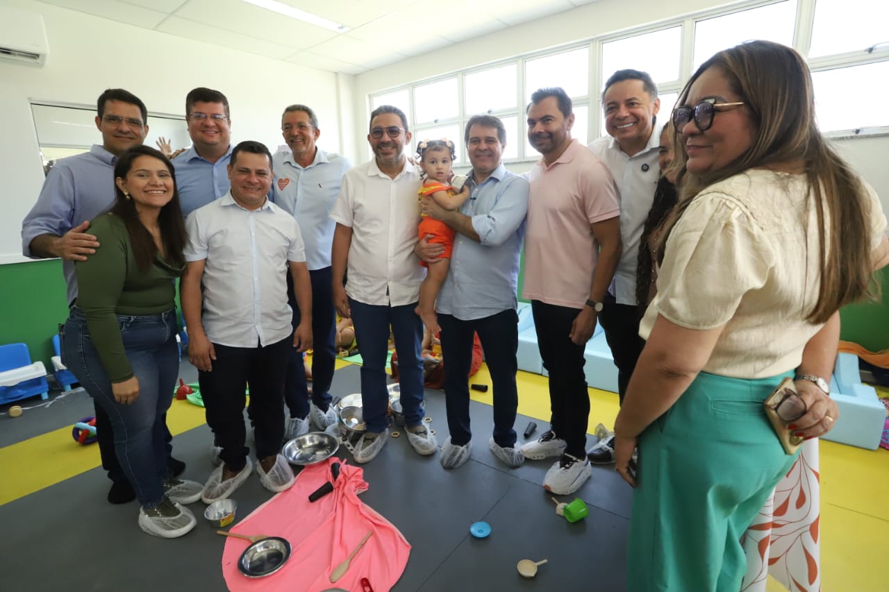 grupo de pessoas posa para a foto